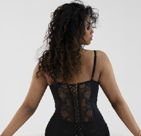 Vrouw met zwarte lingerie