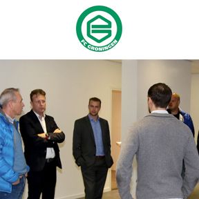 FC Groningen krijgt rondleiding in nieuwe pand EasyToys