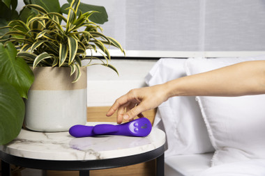 accommodator sex toy The Lioness Smart Vibrator 2.0 - Purple